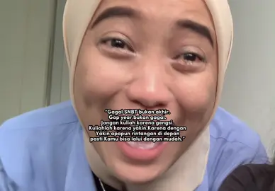Tahun lalu anakku gagal masuk Kriminologi UI. Skornya 574. Standar tertinggi waktu itu: 750. Selisih 220 poin. Banyak yang bilang “yaudah kuliah aja dulu, jangan buang waktu.” Tapi dia yakin bisa mengejar itu, dan kami percaya. Dia pilih gap year. Belajar ulang dari dasar, perbaiki strategi, dan lebih fokus. Bukan karena dia lemah, tapi karena dia tau apa yang dia mau. Hari ini… dia membuktikan: Kriminologi UI berhasil diraih. Untuk kamu yang gagal SNBT: ❌ Jangan minder. ❌ Jangan terburu-buru ambil jurusan asal. ✅ Ambil waktu kalau perlu. ✅ Kejar kampus impianmu. ✅ Kamu punya hak untuk sukses di tempat yang kamu mau. Gap year itu bukan kegagalan. Kadang, itu jalan menuju pencapaian yang lebih tinggi. 💪 #SNBT2025 #GapYearBerani #KriminologiUI #CeritaAnakGapYear #MotivasiPelajar #ParentingRemaja #IbuDukungAnak #GagalBukanAkhir