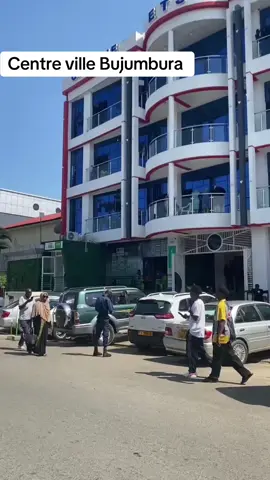 Centre-ville de Bujumbura – ambiance urbaine entre la BCB et la Galerie Chez Le Parisien 🇧🇮 ✨ Découvrez l’énergie du cœur de la ville : passants, commerces, circulation, et cette vibe unique de Buja ! 💬 Tu connais ce coin ? Dis-nous ton meilleur souvenir ici ⬇️ #Bujumbura #Burundi #CentreVille #BCB #ChezLeParisien #AmbianceUrbaine #TikTokBuja