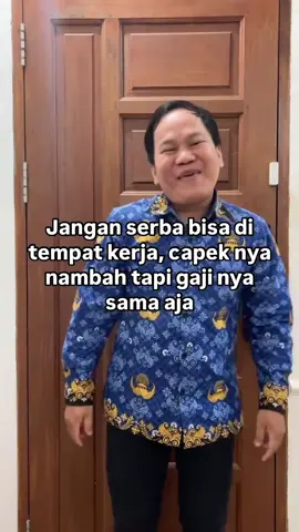 JANGAN SERBA BISA  Setelah dijalanin ternyata jadi orang serba bisa itu capek yah. Gaji nya sama aja dengan orang yang gak bisa apa-apa 🤣. Kan esmosiiii hahha. Jadi mulai sekarang stop bilang bisa ke semua pekerjaan yang di berikan.  Tetap melaksanakan tanggung jawab sebagai dosen, dan tetap membantu yang bisa di bantu. Niat nya ngebantu bukan jadi babu 😁. Jadi hargai bantuan orang lain sekecil apapun itu.  Jangan takut untuk bilang tidak. Jika pekerjaan mu overload, maka tolak aja secara halus. Jangan jadi people pleaser. Kerja sewajarnya sesuai dengan porsi masing2 habis itu pulang. 😉. Gak semua orang perduli kok sama dirimu. Semangat yah kamu yg serba bisa.  . . . . . #dosenmuda #dosencpns #dosenindonesia #pns #peoplepleaser 