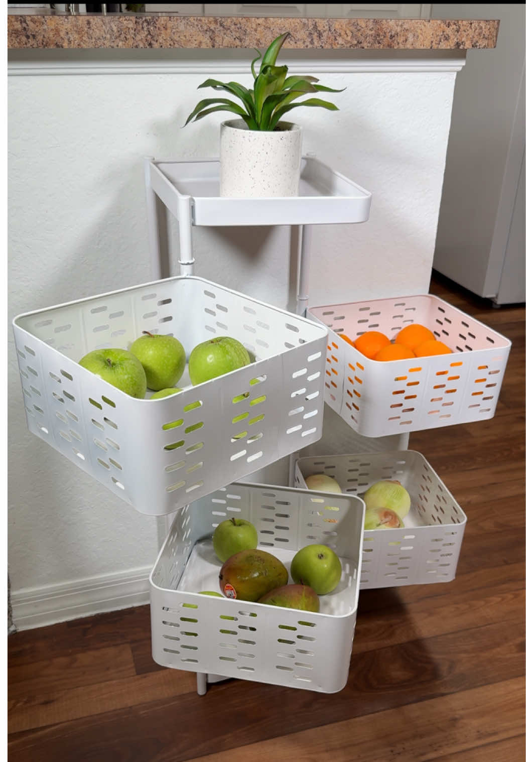 Estante rotativo con diferentes usos…  •para almacenar frutas y verduras. •para organizar los utensilios y cosas necesarias del baño. •Snacks en sala de estar. •Puerta de entrada para agua y snacks •organizador de herramientas de calor  #organize #organizadores #estante #viandero #storage #almacenamiento @Lymay Home 