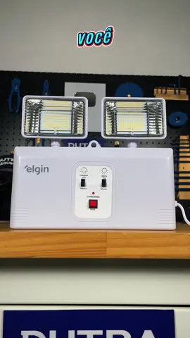 Ficou no escuro? Essa luminária aqui salva geral! Com 2.000 lúmens de potência e dois faróis ajustáveis, ela acende automaticamente quando a energia cai. Ideal pra comércios, oficinas ou qualquer lugar que não pode parar! Acesse nosso site e busque por: 48LEM2KL0000