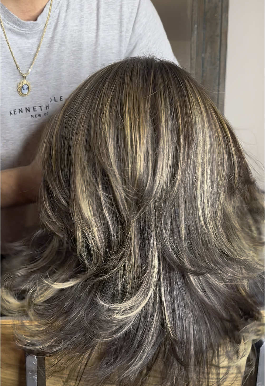 Este diseño de color te queda hermoso . Ya no mas pelo oscuro . 