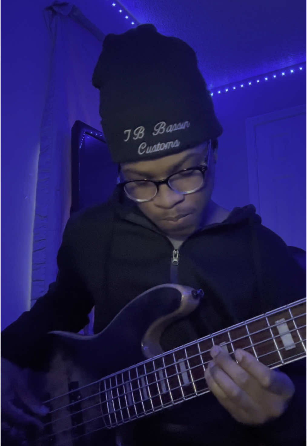 ✌🏾Happy Friday... #bass #bassplayer #basslife #happyfriday #INSPIRE #ibbassincustoms #ibbassin 