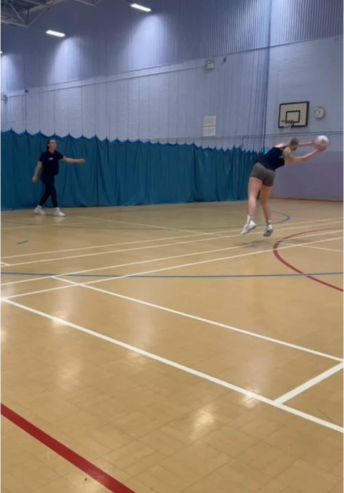 1:1 session #netball #netballshooting #netballer #shooter #athlete #practice #netballdrills #netballpractice #girlsnetball #yorkshirenetball #youngathlete #ns #netballleague #australianetball #pathway #netballengland #englandnetball #shooter #GA #GS #WA #Running #netball #flyhawk #vyprr #v5socks 