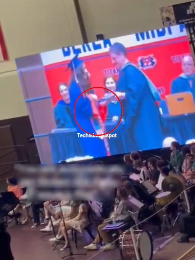 Why this Graduate KICKED out on waving Flag? #foryoupage #unfreezemyacount #fyp 