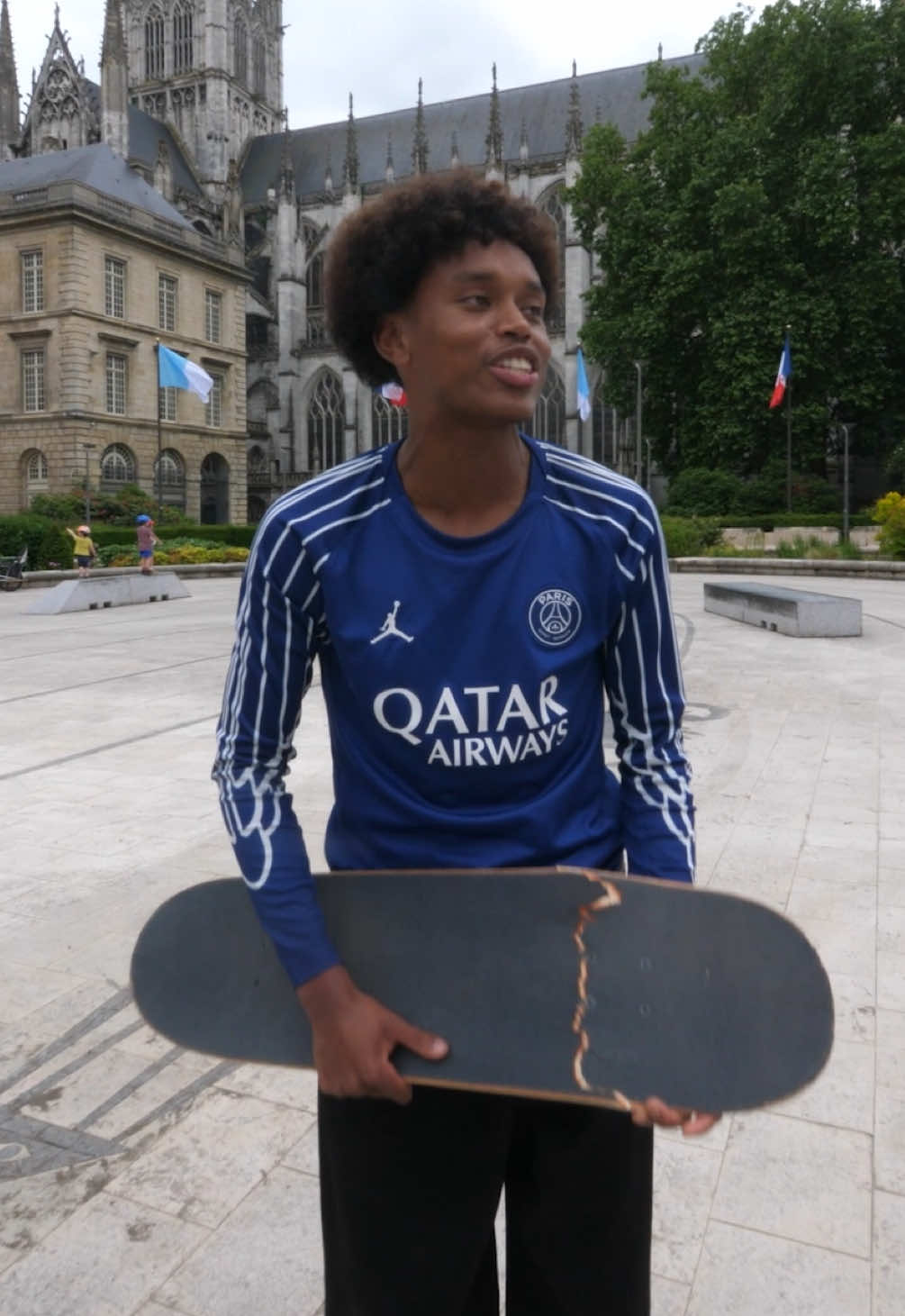On devait juste parler foot.. J’ai quand même réussi à casser un skate..🛹  Abonnez-vous à @warddemer  #humour #skate #foot #ldc