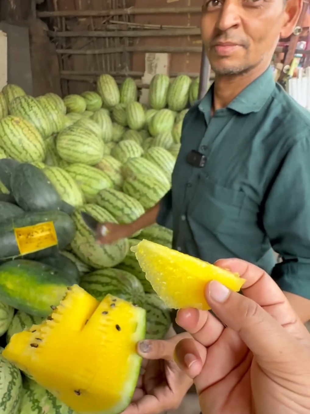 Ye kaunsa nakli tarbooz de diya 😱🤣🫣 pile rang ka?! Aisa rang toh pehli baar dekha! #NakliTarbooz #StreetFoodIndia #FunnyFoodMoments #DesiReels #foodiefunda 