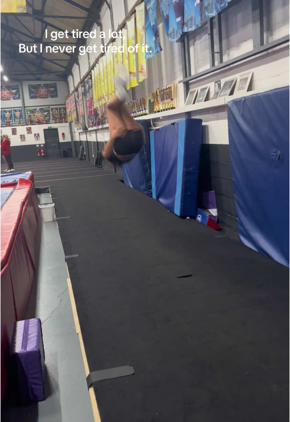 I ❤️ cheer, I miss tumbling I hate this leg injury #fyp #cheer #foryoupagе #sport #mindset #twists 
