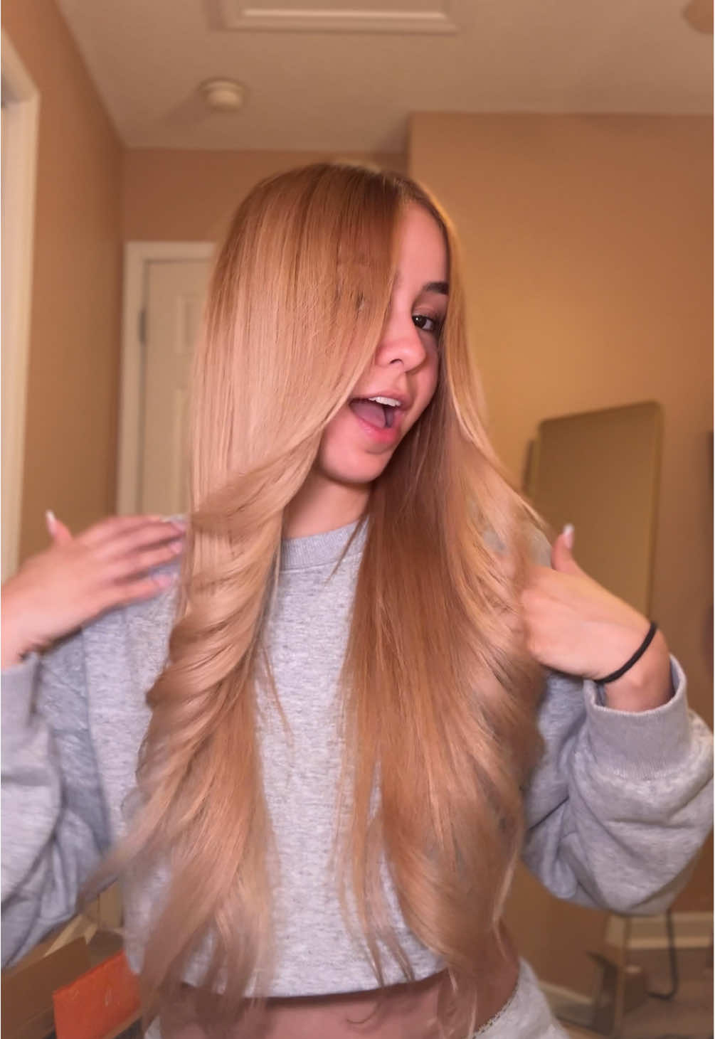 Pintándome el pelooooo hermana #fyp #hairstyle #viral #blondehair 