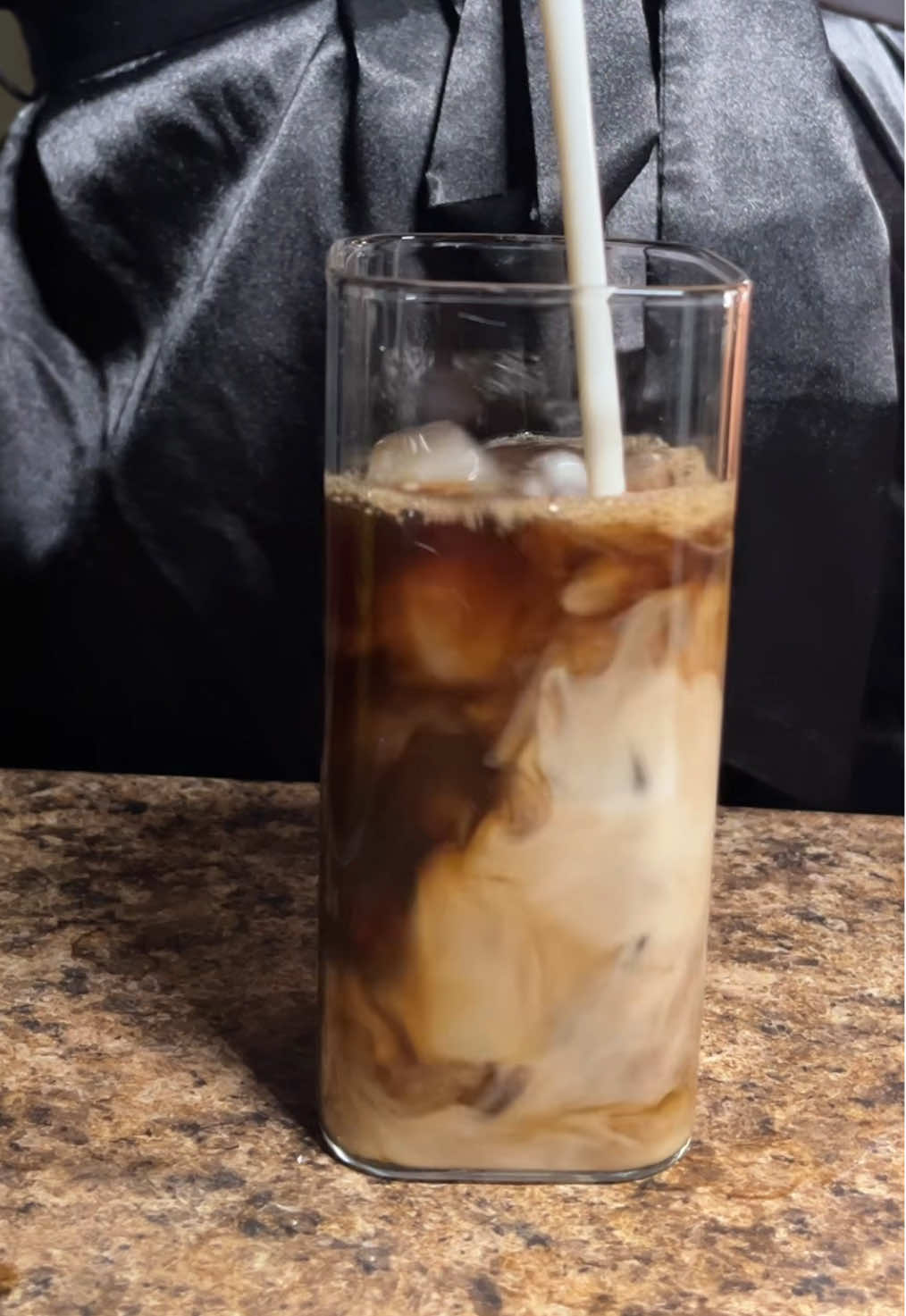 I found the cutest durable heat resistant glass cups set with straws and lids for my coffee and juice #icedcoffee #icedcoffeeathome #coffeelover #itsam0re #wendyortiz #streameruniversity  #summerdrinks 