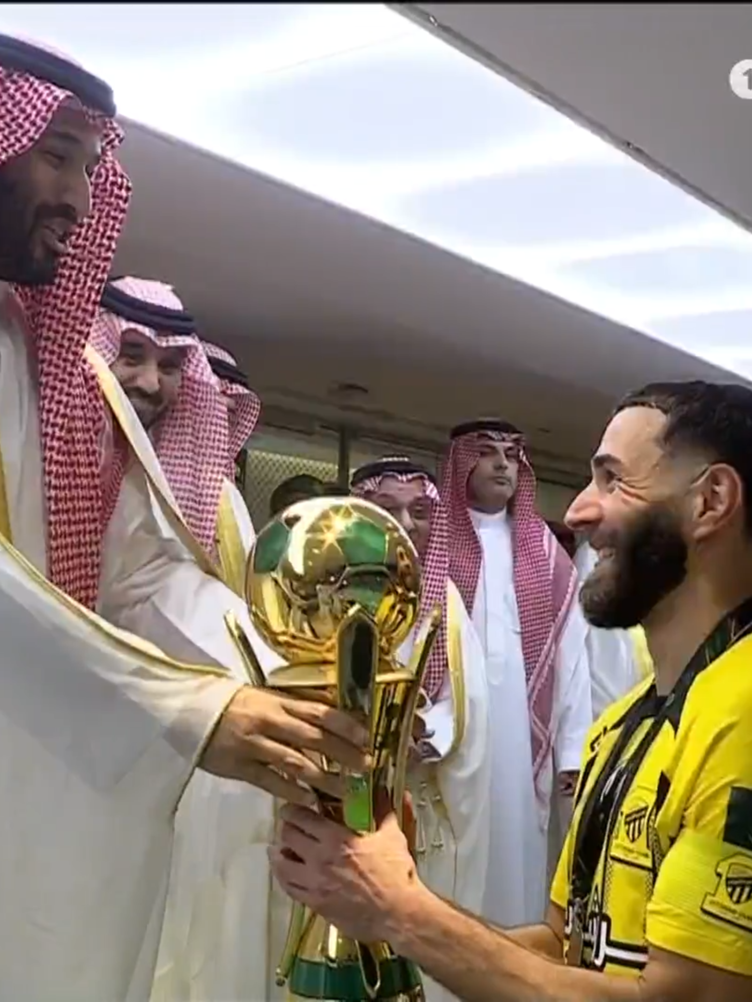 #ولي_العهد_السعودي يتوج نادي الاتحاد بلقب كأس خادم الحرمين الشريفين 🏆🇸🇦 #الاتحاد_القادسية #كأس_خادم_الحرمين_الشريفين