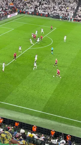 ROMERO GOES BERSERK! 🔥 FIGHTS MAGUIRE & ZIRKZEE IN EUROPA FINAL CHAOS! (Spurs 1-0 Man Utd) 📝 PULSE-POUNDING DESCRIPTION WAR BREAKS OUT AT SAN MAMÉS! ⚔️ Raw footage of Tottenham's Cristian Romero: → SHOVING HARRY MAGUIRE in a box battle (15') → HEADBUTTING JOSHUA ZIRKZEE after a late tackle (78') → IGNITING BENCHES as Ange screams 
