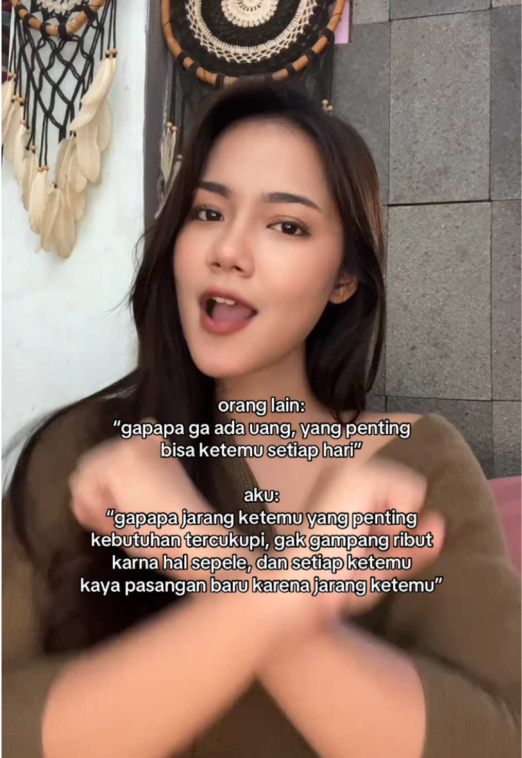 setiap ketemu masih suka malu-malu kucing padahal hubungannya udah lama 🤣