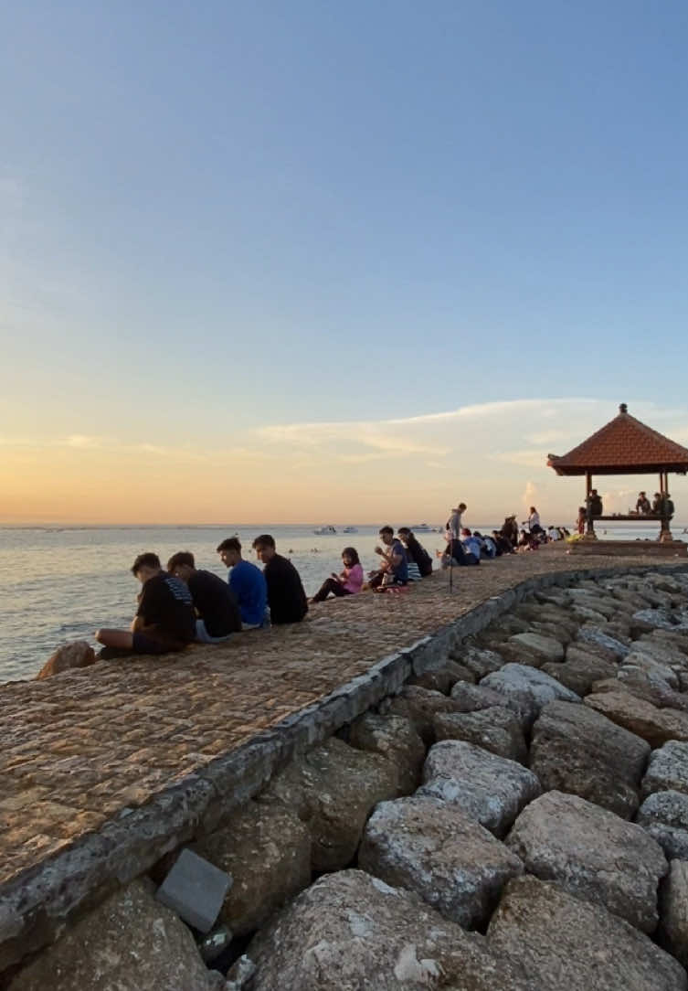 Morning from Sanur Beach ☀️🌊 . . #sanurbali #sanurbeach #morningvibes #morningboost #beautifuldestinations #beautifulview #WeekendVibes #bestview #beachday #beachlife #sunsriselover #sunriseview 