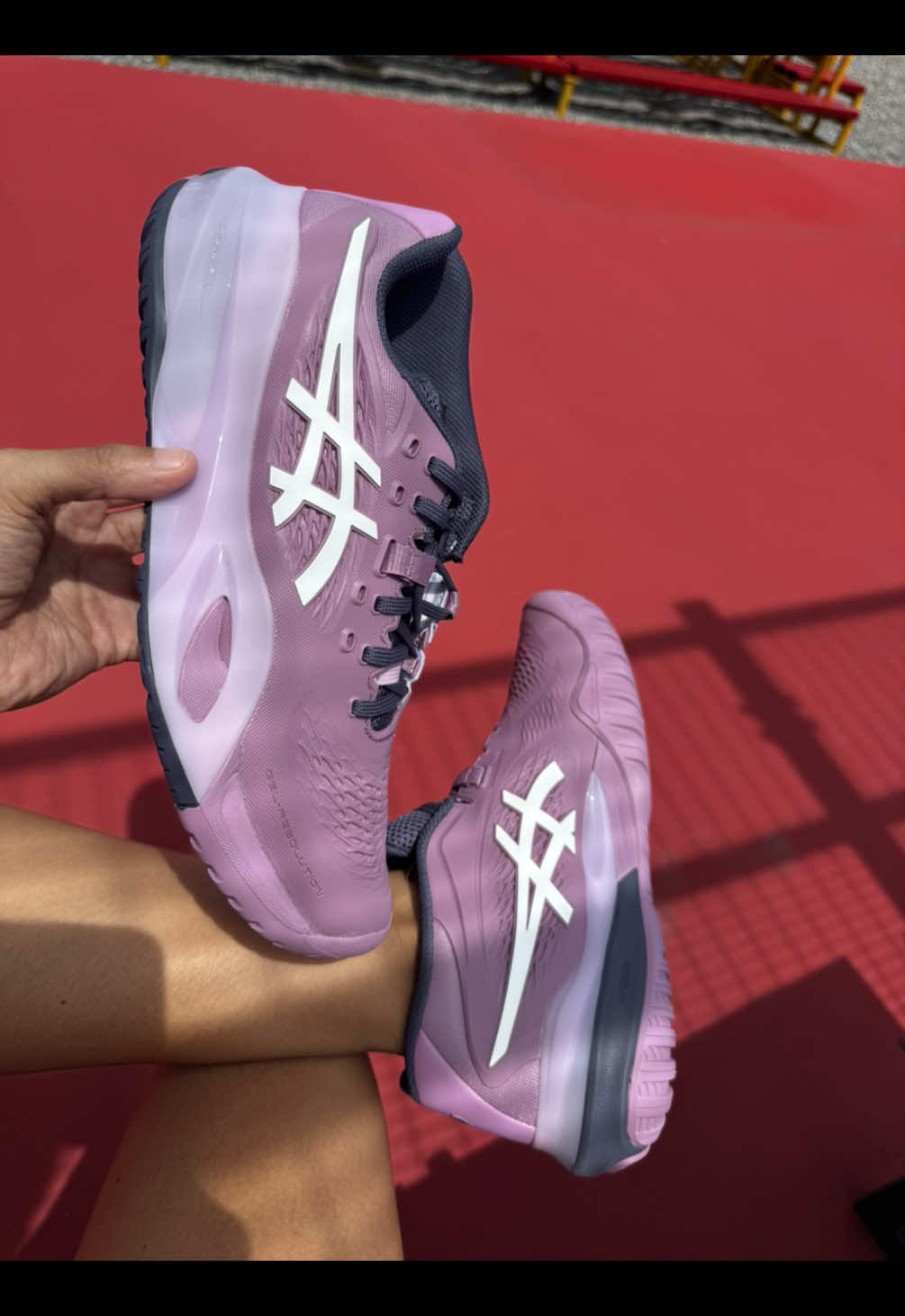 👟💖 ¿Bonitos en la caja? Sí. Pero puestos… otra historia 😏 Los Gel-Resolution X Clay para mujer no solo se ven bien, ¡te hacen ver increíble y jugar mejor! 🎾🔥 ✔️ Estabilidad en cada movimiento ✔️ Comodidad nivel: no te los quieres quitar ✔️ Diseño que dice “juego bien y me veo mejor” 😉 💬 Si ya te gustaron en video… imagínate en tus pies 😍 📲 Mándanos DM y hazlos tuyos 📦 Envíos a todo México #PadelFemenil #PadelStyle #TenisPadel #AsicsGelResolution #PadelGirls #MPmiPalaMX #PadelTikTok #PadelMéxico #PadelLovers #PadelWoman #SeVenMejorPuestos #tenisdeportivos #padelvideos #padel #tiendafisica 