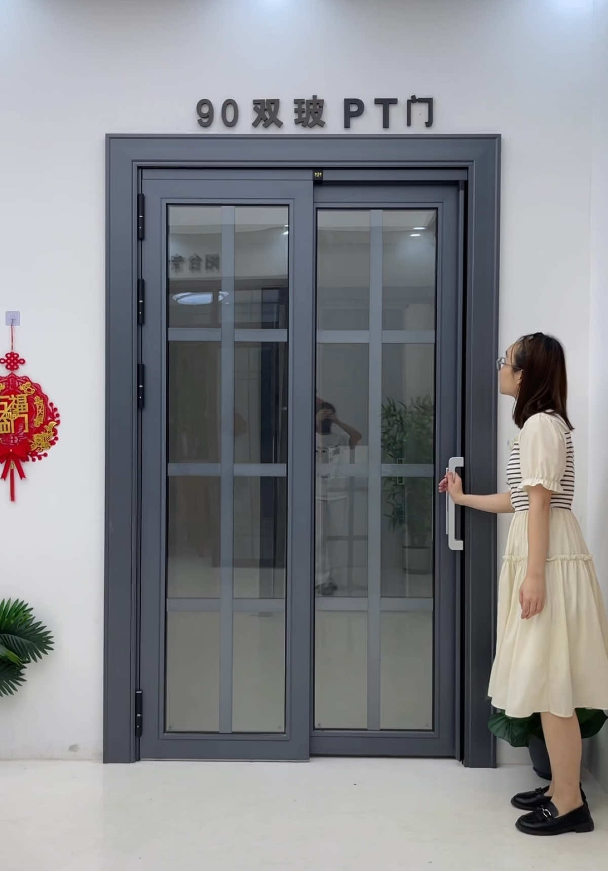 The latest design of aluminum glass door, with buffer effect and smooth ，has two functions of sliding and opening#ptdoor #aluminumdoor #Glassdoor #doors #ptdoorfactory 