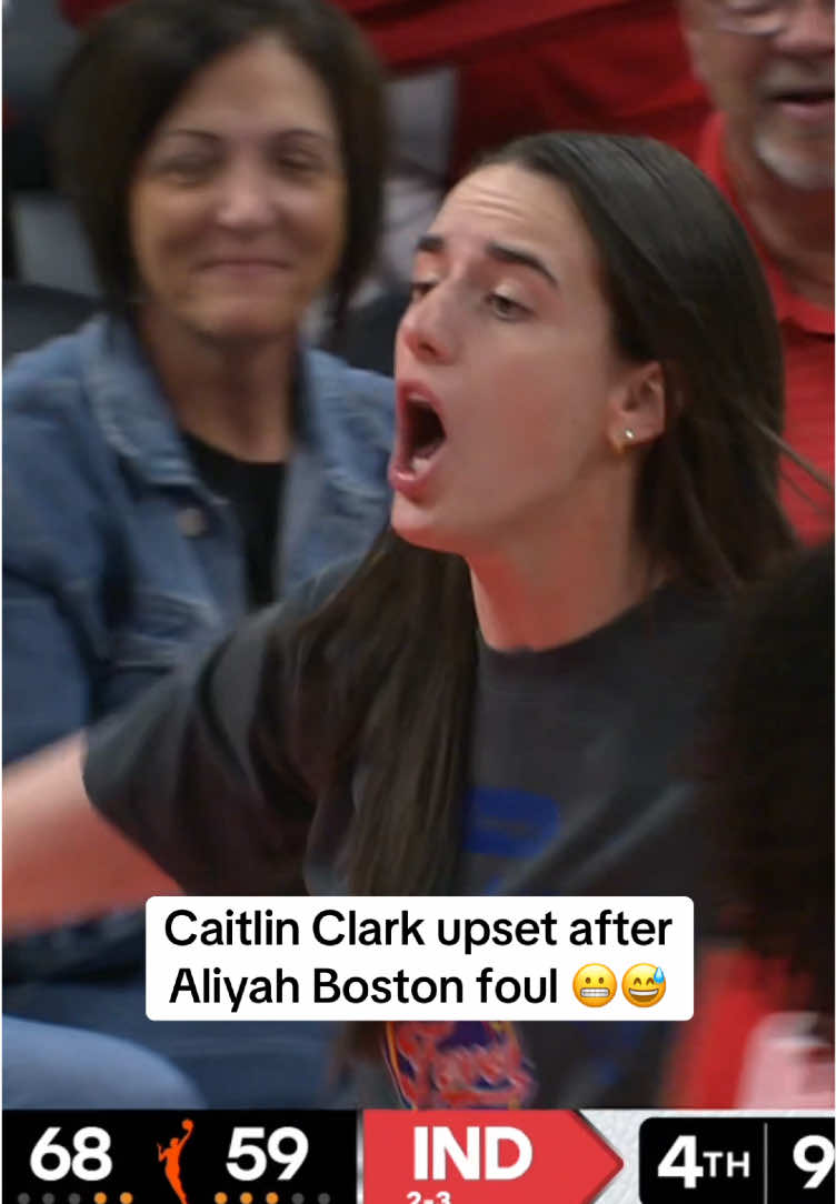 CC couldn’t hold back on the bench 😂 #WNBA #basketball #caitlinclark #indianafever #aliyahboston 