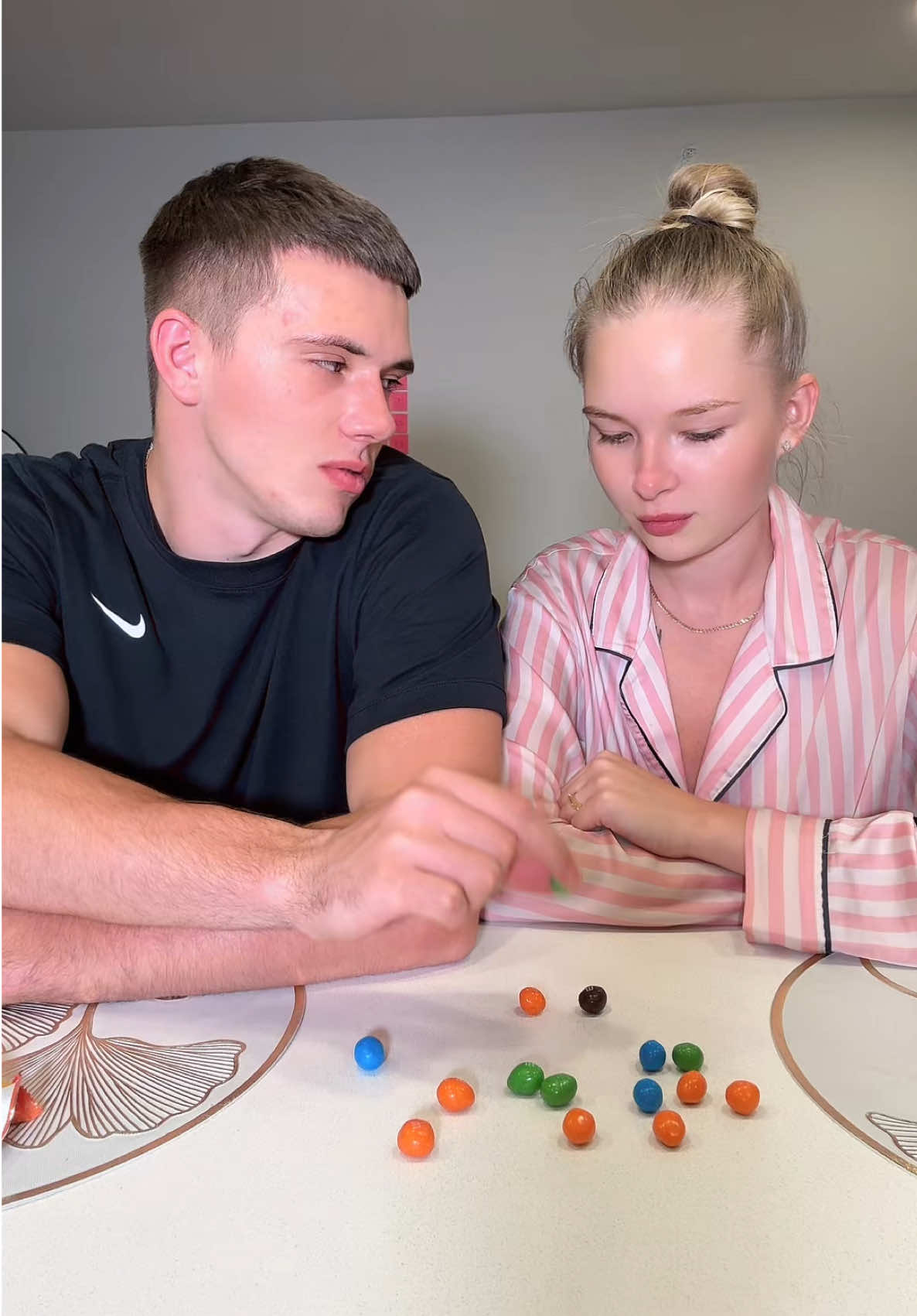 Играем с Захаром в игру «несъедобная конфета» 🍬 #мукбанг #мукбангеда #захаркрамблкуки 
