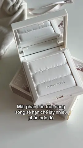 Bản mới là không bị dày luôn nha, tuy nhiên muốn kiềm dầu tốt bản cũ vẫn là chân ái #funnyelves #phanphu #phanphukiemdau #powder #makeup#lamdep #beauty #trending #xuhuong #fyp #viral 