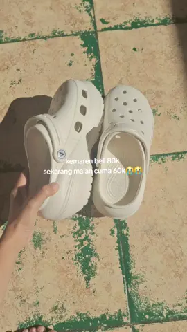 enak bgt dipake jalan² ga bikin pegel🙌 #sandalbaim #sandalcrocs #sandalwanita #sandal 