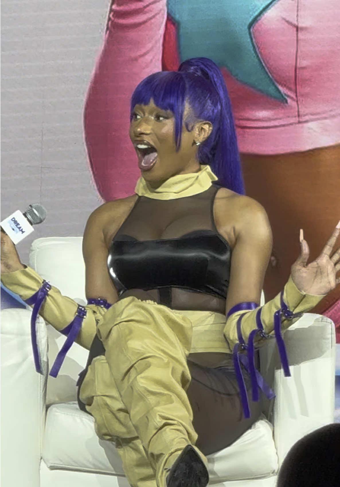 @Megan Thee Stallion confirms her own anime series with @Carl Jones of #boondocks @dreamcon Houston 🔥 #chicasdivertidas #hotgirlswim #popeyes #megantheestallion #dreamcon #bleachanime #yoruichishihōin #anime 