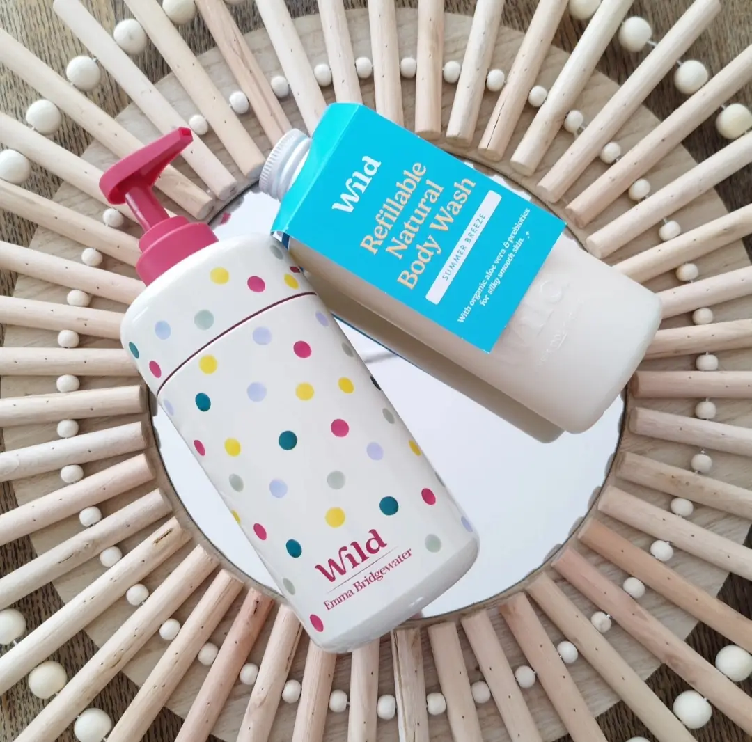 Hello 🌞  Il est pas trop canon cet étui signé @Wild Refill   x @Emma Bridgewater 💕 ?? Finalement j'adore la senteur summer breeze! Frais et puissant  ça donne un vrai coup de boost le matin sous la douche 🍃 D'ailleurs wild a déjà sorti d'autres pépites !  Je te mets mon code promo coraliewild20 aussi au cas où mais normalement si tu passes par mon lien c'est automatique pour la promo 💸 https://www.awin1.com/cread.php?awinmid=108144&awinaffid=1462882&ued=https%3A%2F%2Fwearewild.com%2Ffr%2F%3Fdiscount%3DCORALIEWILD20 Merci infiniment pour ce produit offert 🙏🏼 #wildrefill #summerbreeze #rechargeable #emmabridgewater #collaboration
