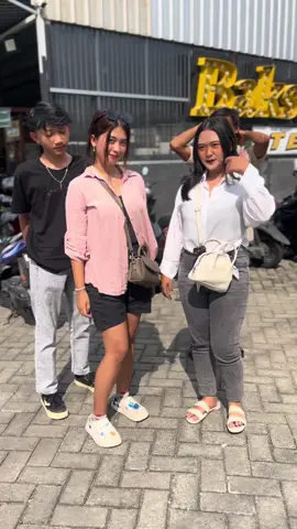 Jauh2 dari Lumajang mau foto gendong ni… jangan lupa makan @BAKSO MASROY dulu😁💪#baksomasroysawotratapalohasidoarjo #tedjomuridmamsuro #terbaik #baksomasroy 