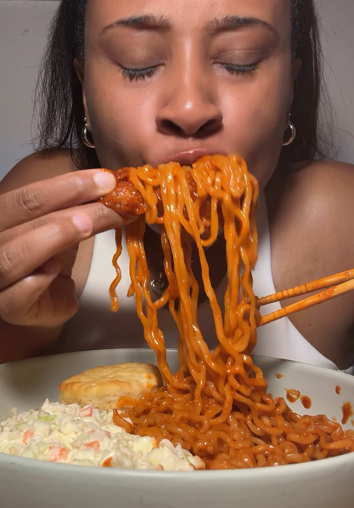 Buldak x Popeyes 🍜 🍗 I used spicy red pepper paste on my the chicken , BUSSIN 😌😋 #popeyes #buldak #mukbangeatingshow #nukbangasmr #buldakmukbang #eatwithme #yummy #fyp #popeyeschicken #spicybuldak 