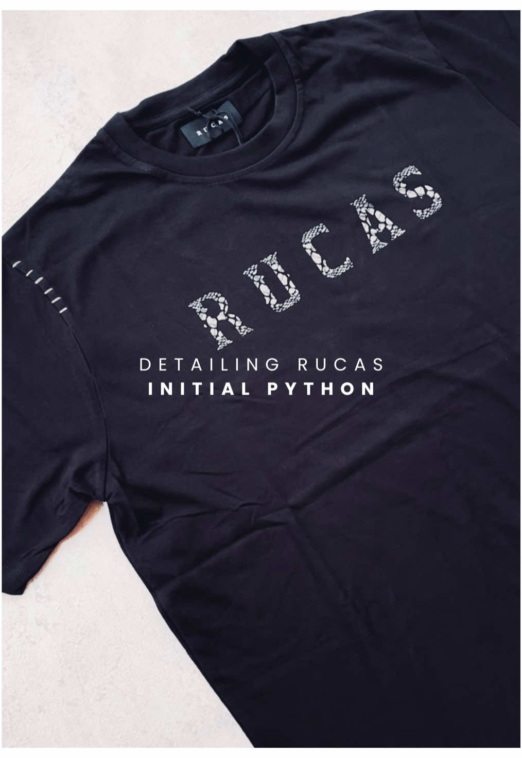 Detail dari Rucas Initial Python 🐍 Dapatkan sekarang sebelum harga main naik! #Ngelokal with Salelokal #rucas #rucastshirt #rucasinitial #rucasofficial #starboy #lokalbrand #lokalprideindo #lokalpride