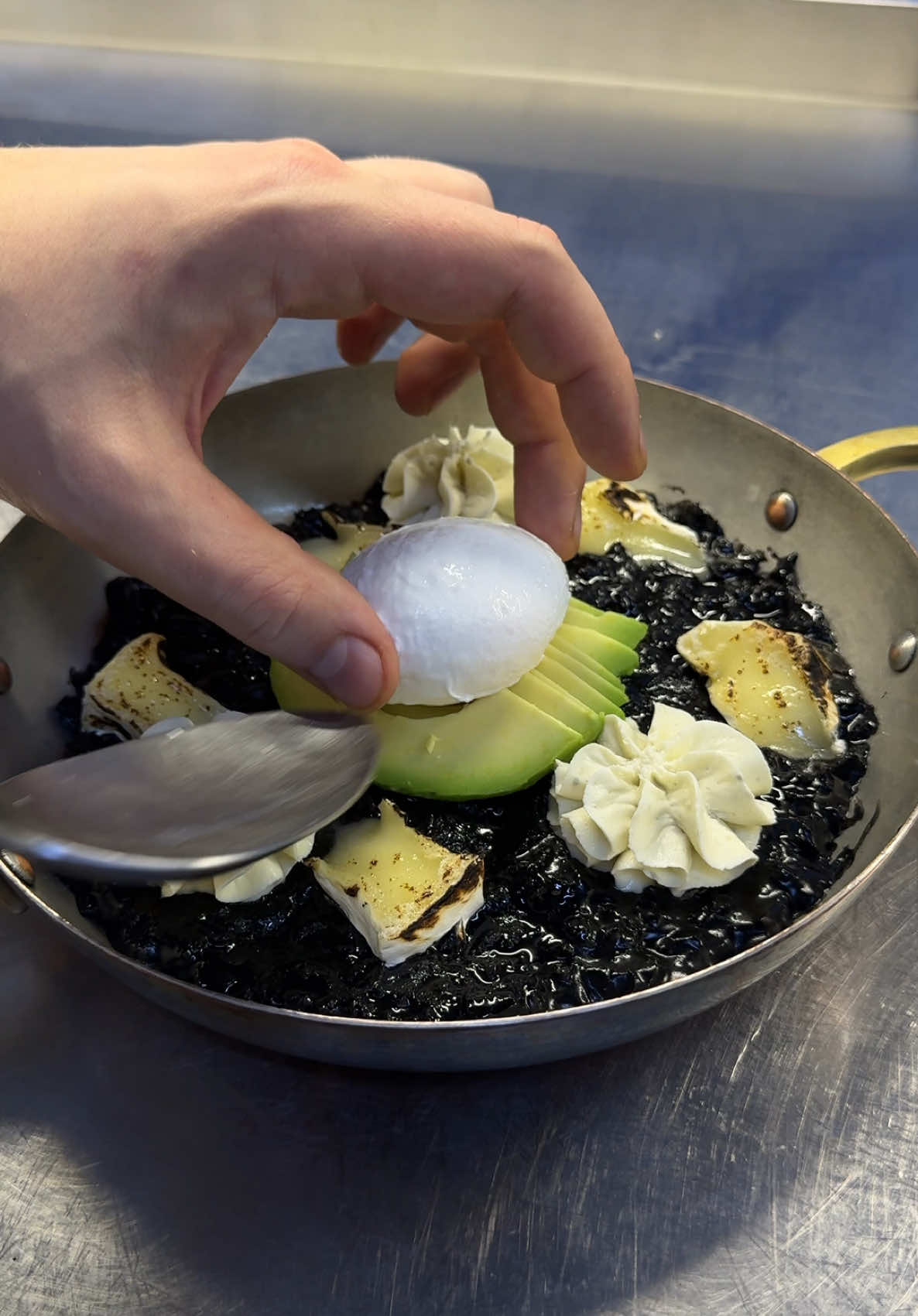 You’ve NEVER seen oatmeal like this… 🖤🧠 Would you dare try it? #o#oatmealreinventedb#breakfastartp#poachedeggg#gorgonzolalovec#cuttlefishinka#avocadoobsessionc#camembertcheeseg#gourmetbreakfastc#cheflifev#viralrecipef#finediningl#luxuryfoodb#blackoatsm#moderncuisinef#FoodTokf#fypシf#foryouc#chefskillscheflife 