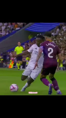 ⚡ Vinícius Jr : le showman du Real Madrid ! Chaque dribble est une humiliation, chaque accélération un danger ⚠️ #ViniciusJunior #ViniciusSkills #RealMadrid #FootballTikTok #Dribbles #Showman #soccermagic #vini2025 #edit2025 #dribling2025 #skills2025 #Skillsoccer 