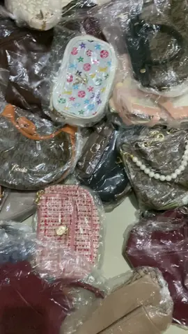 Ready Stock Makassar, Tas Branded Premium. Harga rata 65k. More info & Order O8218877699O (WAwa) #tasmurah #tasgrosir #tasmakassar #jualtas #jualtasmakassar #taslokal #tasimport 
