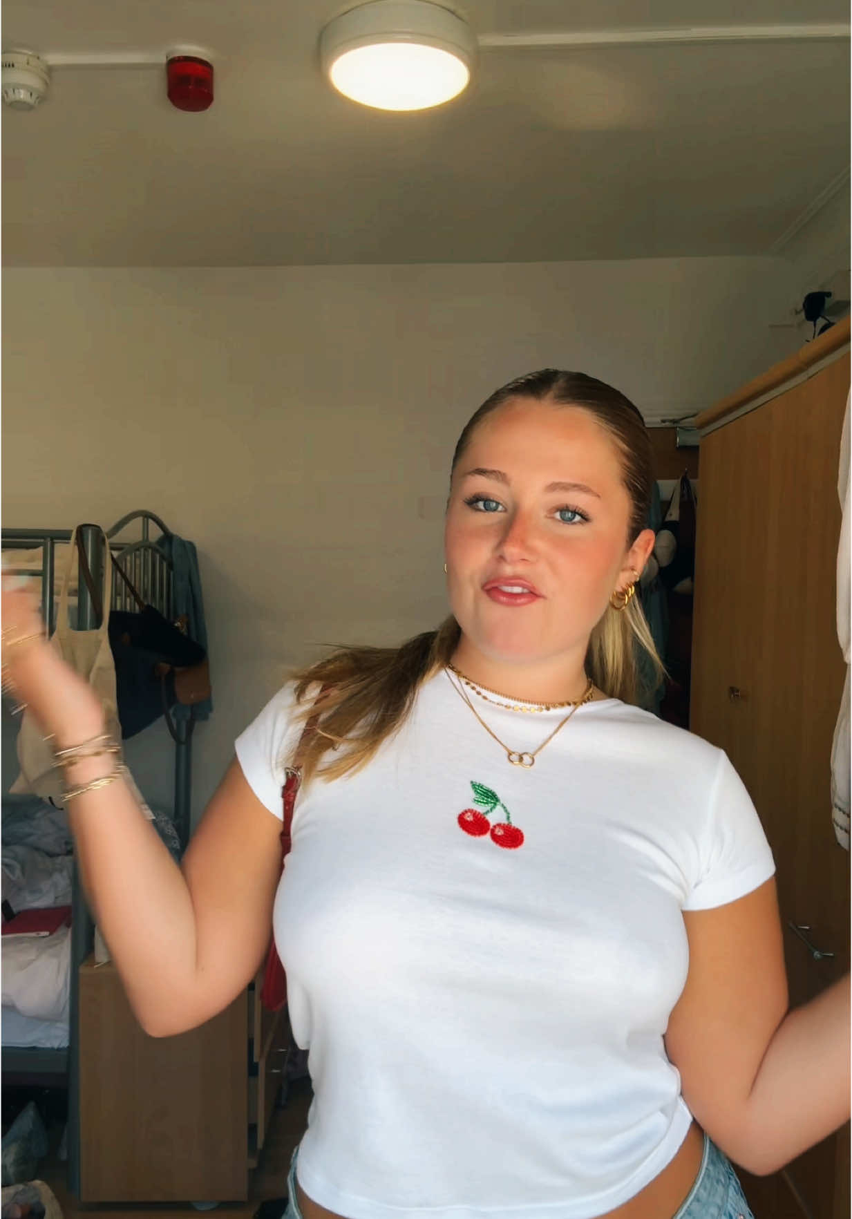 London ootd🍒 #shoppingday #OOTD #londonootd #outfitinspo #studyabroad 