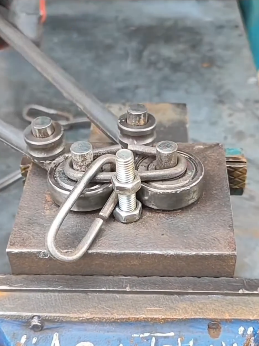 wow, very creative idea for a welder, how to make a simple iron bending tool. #weldingcreativetools #DIY #tool #welding #welder #metalwork #fabrication #tipsandtricks #technique #amazing #ideas #perfectweld 