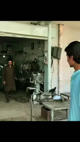Kemampuan yang ajaib dari paman berkacamata membuat pulley dengan alat buatan sendiri #mekanikpakistan #mekaniktiktok #mekanik #otomotif #unik #fyp