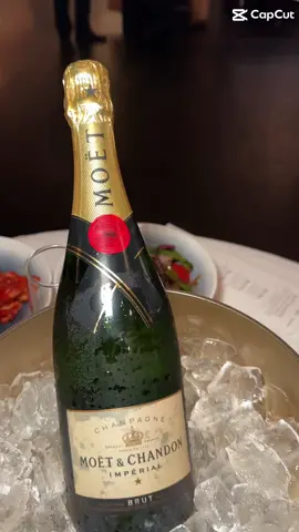 Experience fine dining with @Bucket Listers 🌎 🥂