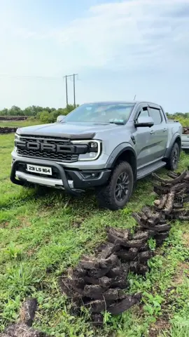 When going to the bog for Mammy❤️❤️❤️ Many hands make light work , especially when you have loads of hands,  a massive Brian James cargo connect pulled by a stupid petrol Ford Ranger Raptor . #makingbigbank #davidcuddy #davidcuddy #makingbigbank #ireland #laois #thewoodfromthetreespodcast #irishlogger #cut2lenghtlogging #patreon #brianjamestrailers #barretttrailers@Barretttrailers @Brian james trailers 