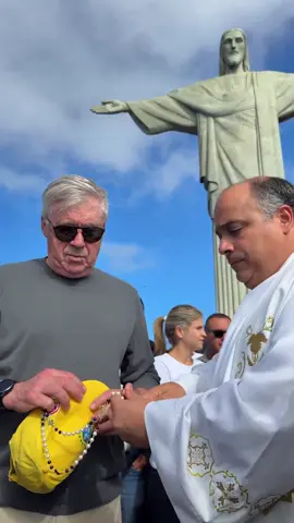 O treinador da seleção brasileira, Carlo Ancelotti, aproveitou o sábado pra conhecer o Cristo Redentor e receber a benção especial! 🙏🏻 A visita era um dos desejos declarados pelo técnico na sua primeira coletiva! 📹 CBF 