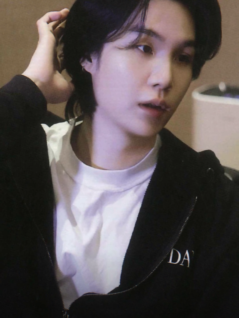 beda 13 tahun boleh kan om? eh mas ya?#yoongi #minyoongi #suga #bts #army #btsarmy #lebihtua #mas #om #lewatberanda #fypシ゚  #CapCut 