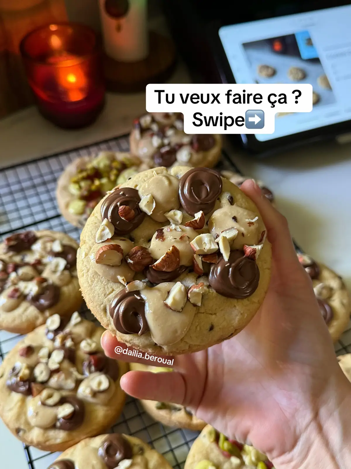 -Dans le bol du Thermomix, mettre:  115g beurre + 150g vergeoise ou Cassonade  Programme 40 sec V4 -Ajoute dans le bol : 1 œuf Programme 15sec V4 -Ajoute dans le bol : 1p sel + 275g farine + 4g levure chimique  Programme 40sec v4 -Ajoute dans le bol : 90g chocolat (pépite où chunk de chocolat)  Programme : 20sec sens inverse V4 -Faire des boules et enfourner dans un four préchauffé a 180 degrés pendant 10 à 15min suivant la taille  🍓Recette Curd Fraise  Mettre 400g fraise 60g sucre 2cs jus de citron 2cs Maïzena et cuire 10 min/80°C/vitesse 2 (ou activer directement le mode sauce)  💚pâte à tartiner Pistache  Mettre dans le bol 200g de chocolat blanc  Hacher 7sec V7 Fondre 5min à 50 degrés V2 Ajouter 50g de pâte de pistache (recette sur mon Feed) et mixer 5sec V6 Racler les parois du bol et mixer de nouveau 5sec V6 ➡️ Ici j’utilise de la pâte à tartiner de la marque @bonnemaman_fr et de la @nocciolatafrance  ➡️J’utilise egalement des noisettes et pistaches entières que j’ai cassés grossièrement au couteau que je dispose sur une plaque perforée avec une toile ou du papier cuisson et que je viens torréfier 8 à 10min à 150degres  À toi de jouer 🙈🤎 et surtout n’oublie pas de t’abonner 🥰🤎 #conseillerethermomix #thermomix #tm7 #thermomixtm7 #thermomixfrance #cookies #FoodLover #pastrylove 