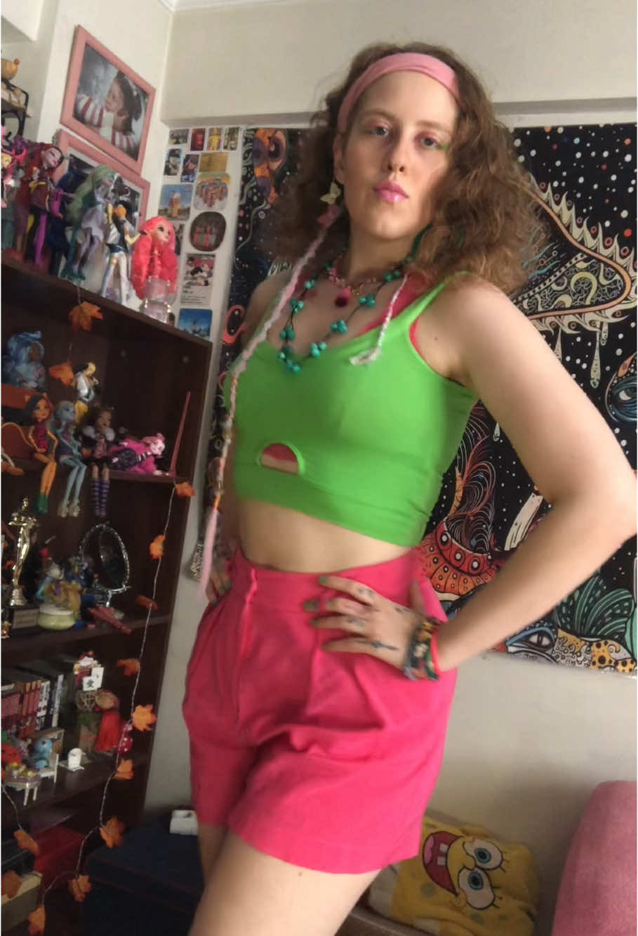 Tarihsel anlamda ilk pembe yeşil serpiştirilmiş kol çalışan hippie denemesi 👼🏽 #hippie #pink #pembe #bohem #festivalstyle #green #yeşil #bohemqueen #psy #psytrance #hippietok #günlükrutinim #dailylife #takı #doğa #gym
