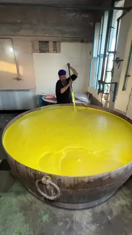 Gurudwara mein Langar ke liye banti kadhi — seva bhi, swaad bhi! Ek dum pavitra aur dil se bani dish ❤️🙏 #LangarSeva #KadhiLangar #GurudwaraFood #StreetFoodIndia #desisoulfood 