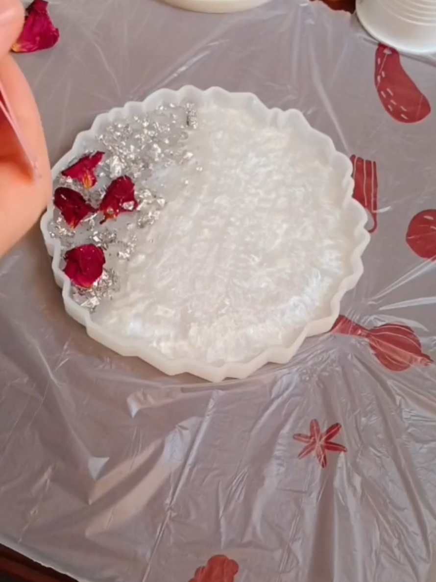 لما يسألني زوجي وين رحتي بالمصاري لعم طلعيهن من الشغل 😂😂شوفوا لنتيجة أديش روعة 😎 😍 #ورد #coaster #resin#أعمال_يدوية #resincoasters #resinart #fryp #viral #resinflowers 