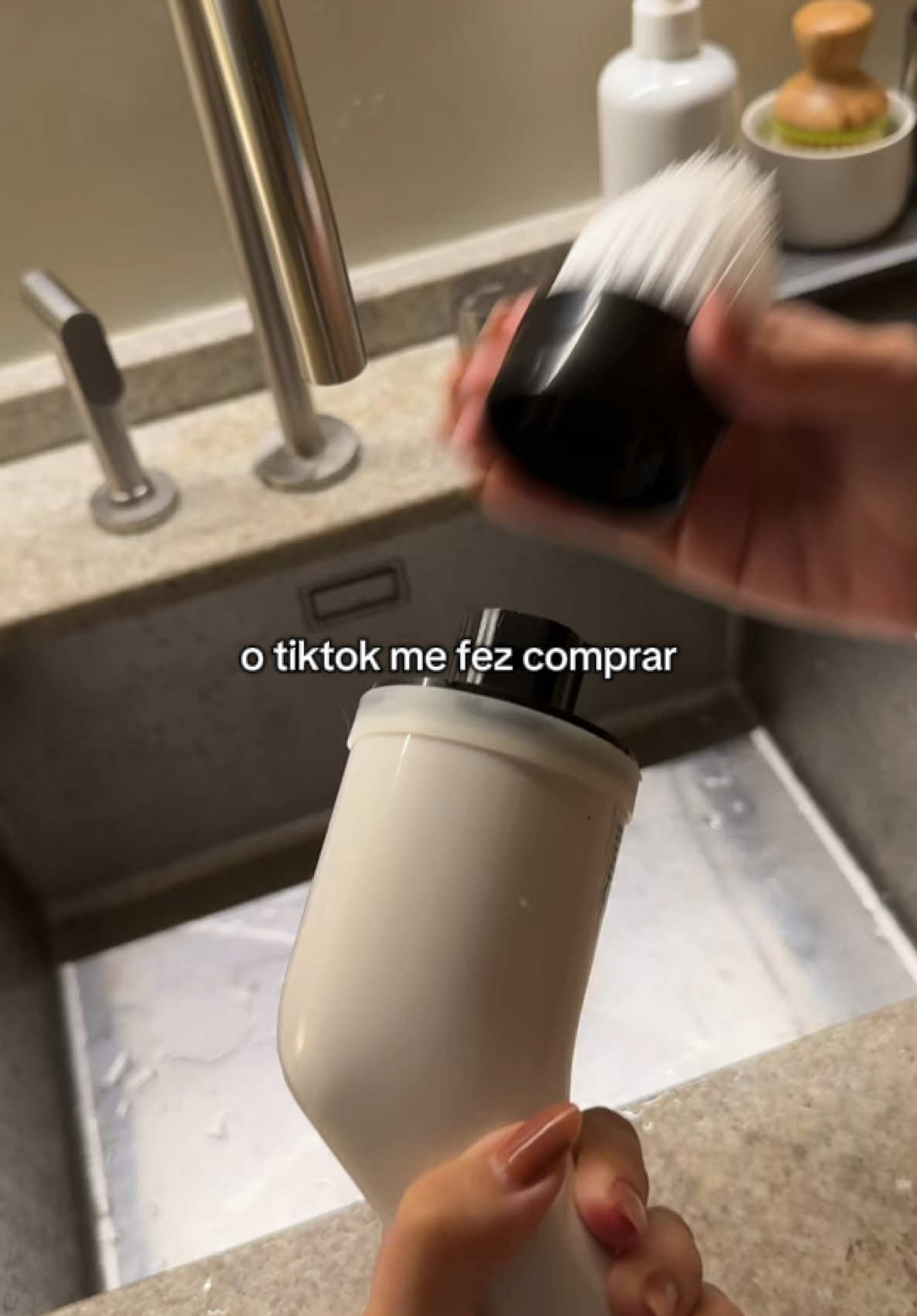 essa escova elétrica virou minha aliada, vale sim o hype 🙏🏻🙏🏻🙏🏻🙏🏻  #dicasdecasa #limpeza #cozinha #banheiro #casalimpa #limpando #achadinho 