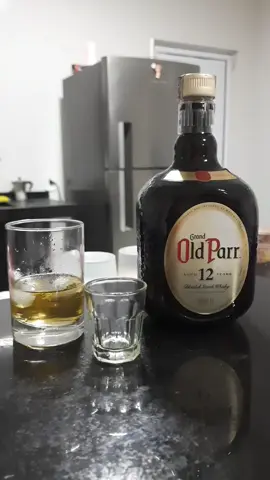 Tomando umas doses de whisky old parr 12 anos. #whisky #oldparr #música 