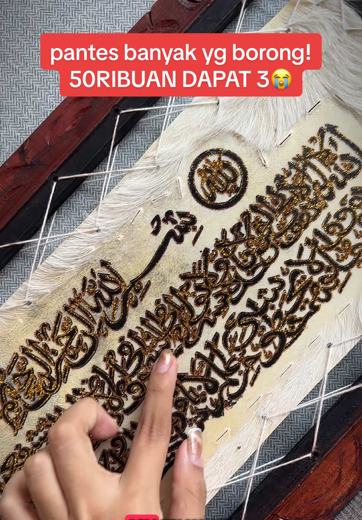 Ini kaligrafi bukan sembarang kaligrafi ya… Dikira dari Mekah, ternyata dari keranjang aku! 🤭 Kulit kambing asli, 3 biji cuma 50 ribuan. Serius, ga bohong. Yang rumahnya masih polos kayak hati mantan, tempel ini langsung adem. Mau buat diri sendiri, buat hadiah, atau buat nyenengin mertua juga bisa! Murah, estetik, berkah. Udah deh, cekout sebelum nangis liat SOLD OUT.. . Disclaimer: Harga dapat berubah sewaktu-waktu tanpa pemberitahuan sebelumnya karena adanya diskon, flash sale dari toko maupun TikTok yang dapat berubah secara dinamis. Pastikan cek langsung di keranjang kuning untuk melihat harga terbaru!. . #kaligrafidinding #Hiasandindingkaligrafi ##Kaligrafihiasandinding  #w#wibgajianG#Gebyarbelanjafebruaric#cuantanpabatasGuncang66SpesialGajian #Guncang66 