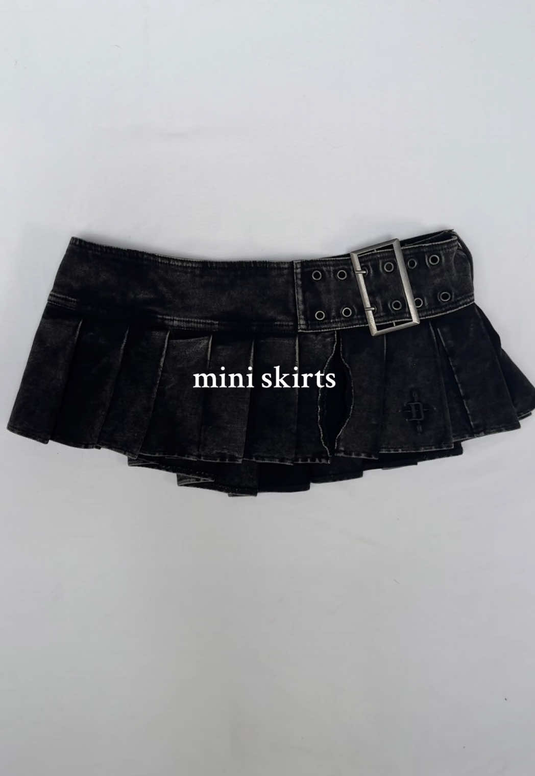 wear or tear?? 🖤 #miniskirt #shortskirt #parishilton 