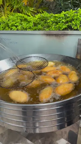 COMEÇOU A TEMPORADA DA FOGAZZA 😋 QUERMESSE SÃO PEDRO 🔻🔻🔻 Todos os finais de semana de junho (sábado e domingo) 📍Rua Ibitinga . . #mooca #saopaulo #zonaleste #video #reels #moocaémooca #festajunina #dicas #passeio #quermesse #fogazza #vivamooca