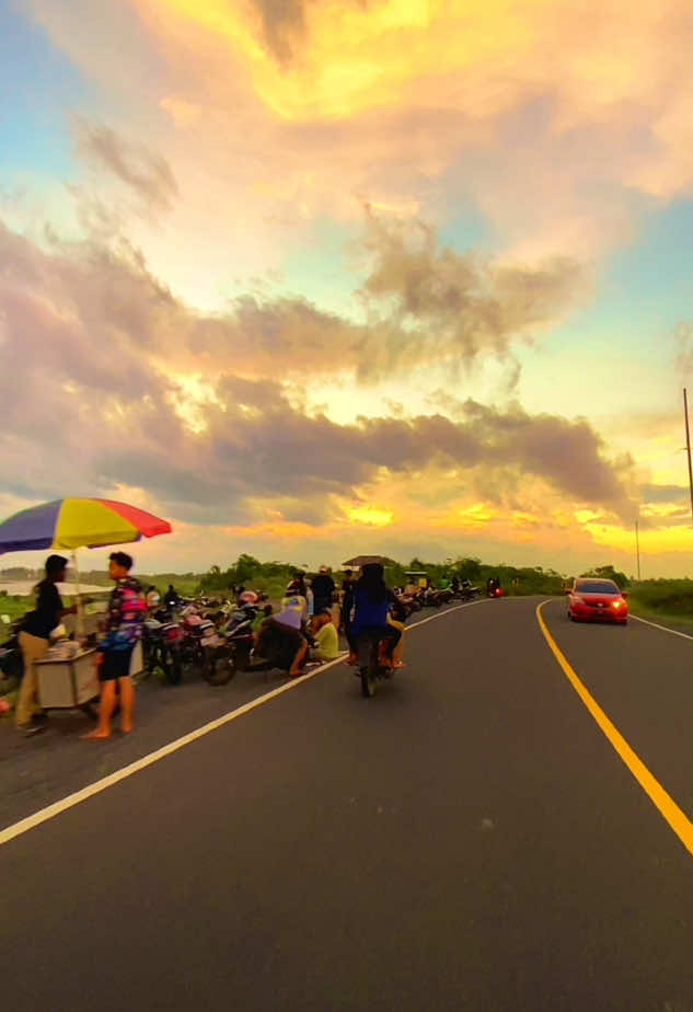 Kalo pingin nyore sambil ngopi + menikmati indahnya sunset disini tempatnya👇 Lokasi:📍jls lumajang jember jawa timur #fypp #sunset#vibes #wisatajember #wisatalumajang #explorejawatimur #explorejember 