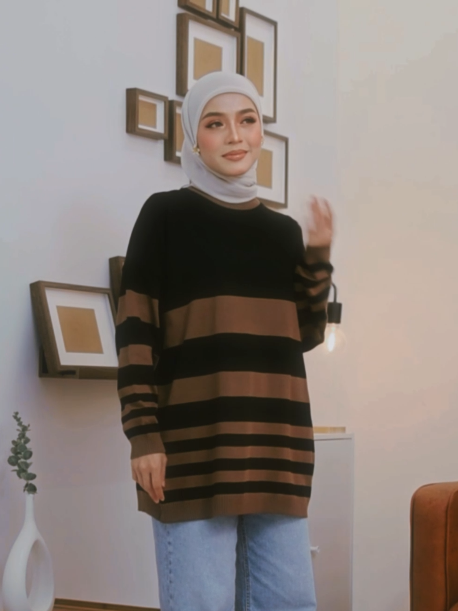 OUTFITCHECK ! Comfort outfit for rainy weekend ? Jum try Blouse Fujie ! Comel je design simple tapi still stylish .#ootdhijab #outfitoftheday #ellezahraa #ellezahraacollection #livetryon #fesyenterkini #liveshopping #bagkuning #jumlepaklive #OOTD #newarrival #fashionmuslimah #onlineshopping #outfitideas